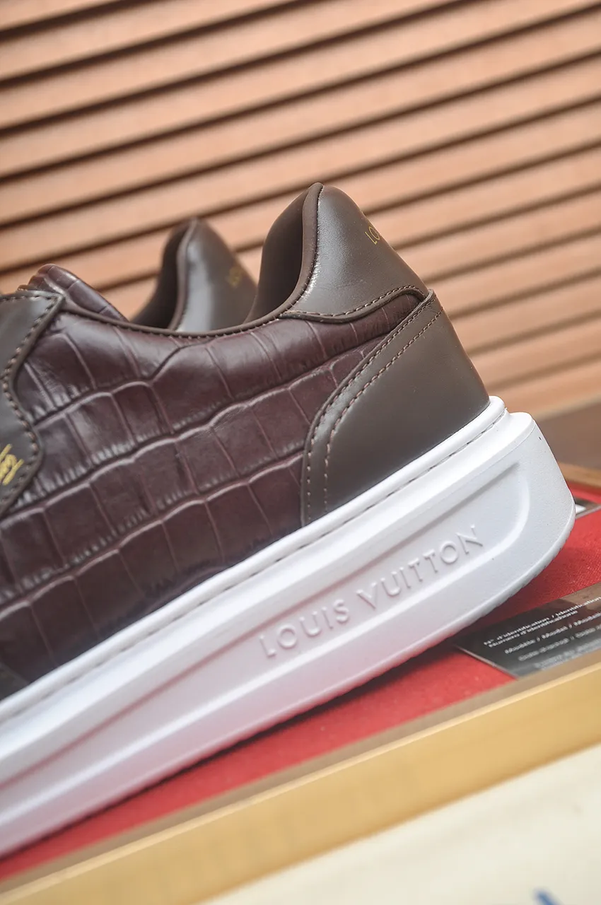 Men's men's shoes 💰640💶Original development, quality shipping, welcome to compare - LV sneaker series sports shoes introduce the loose silhouette of the ready-to-wear series into the spring and summer men's wear shows and make an eye-catching appearance. The cow leather upper is combined with rough fabric laces, and colorful beading highlights the brand's classic elements. LV letters mark the tongue and Monogram floral outsole. Mixed materials Made of top-grain cowhide, thick shoelace design, large Monogram print on the side, mesh lining and cotton feet, the comfort is as extreme as ever, premium heritage, quality first, worth owning! Size: Men’s 38-45 (45 is custom-made and cannot be returned or exchanged)